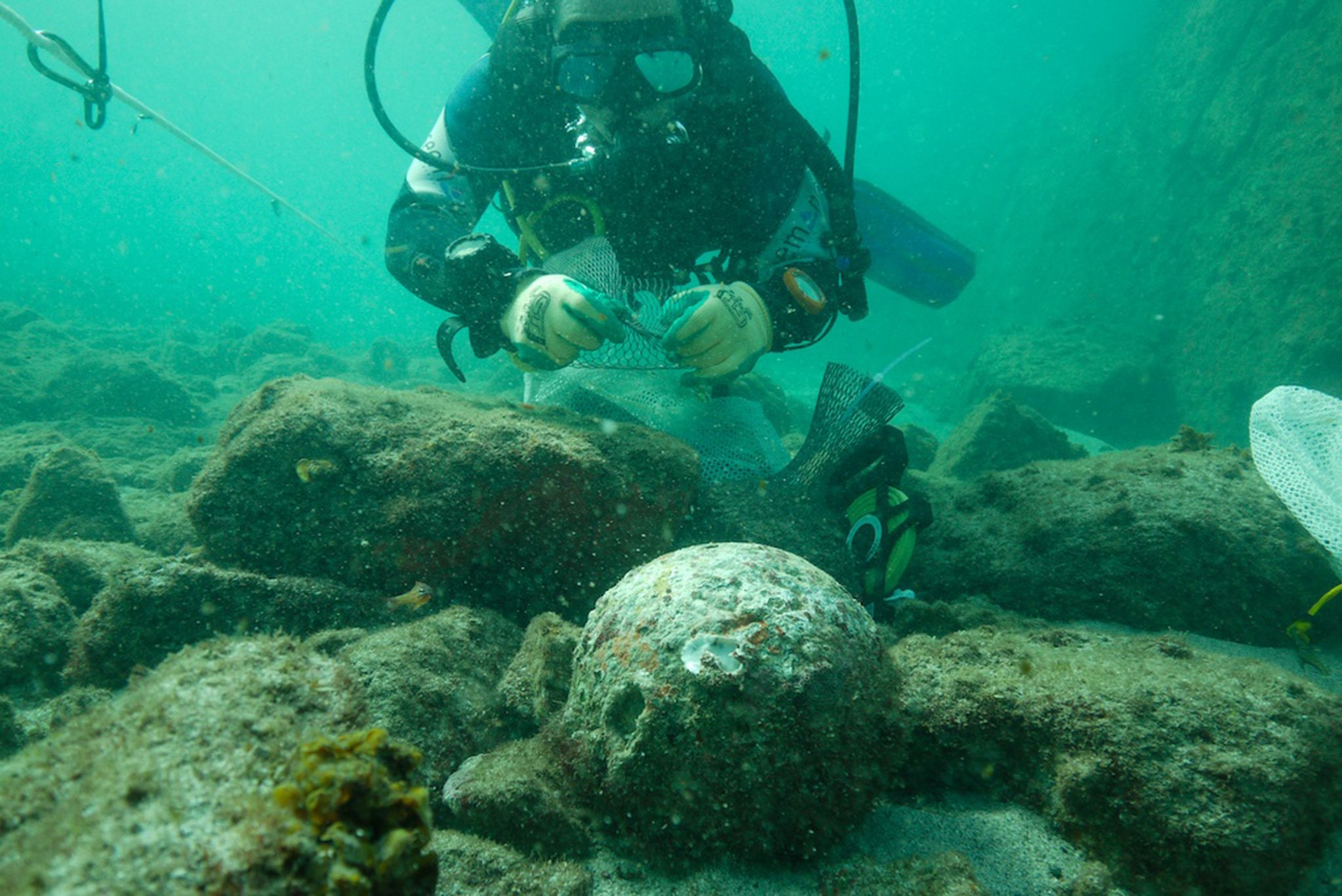 Какое сооружение стоит на дне моря. Подводная археология. Дно океана. Подводные находки. Морская археология.