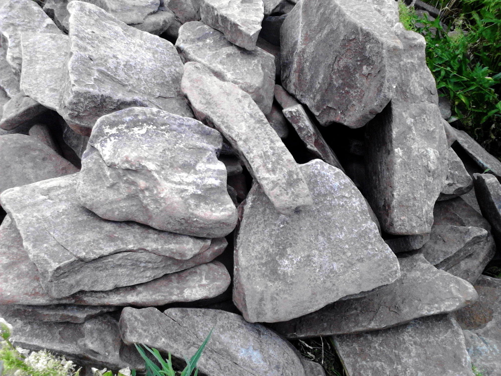 Гиб камень. Камень бут (светло серый) 70-150мм. Ландшафтный камень бут. Камень глыба. Гранитный валун.
