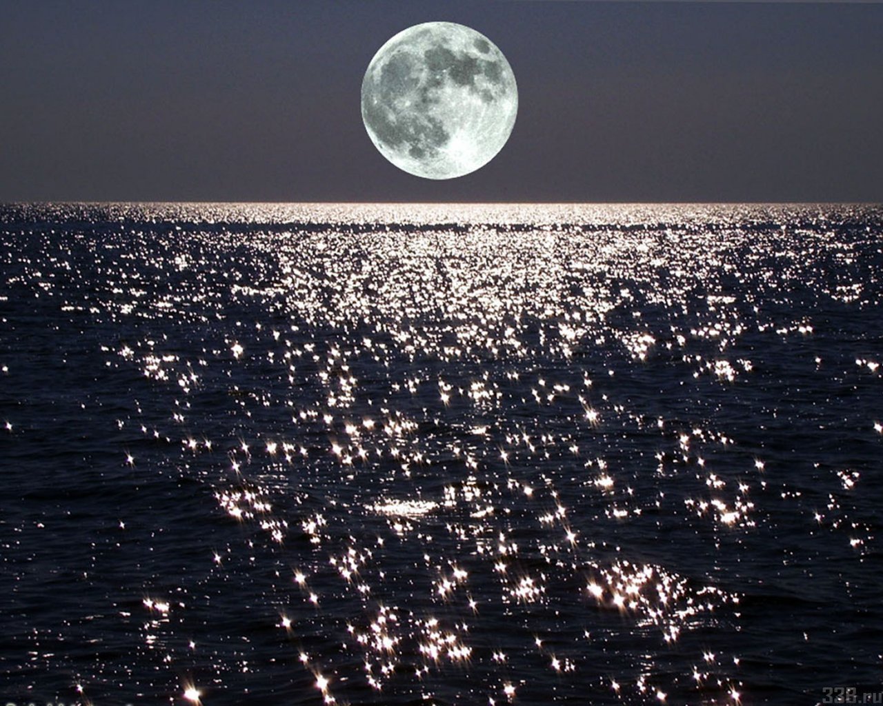 Глубокая тихая вода лакированно блестела словно. Лунный свет Дебюсси. Луна и море.