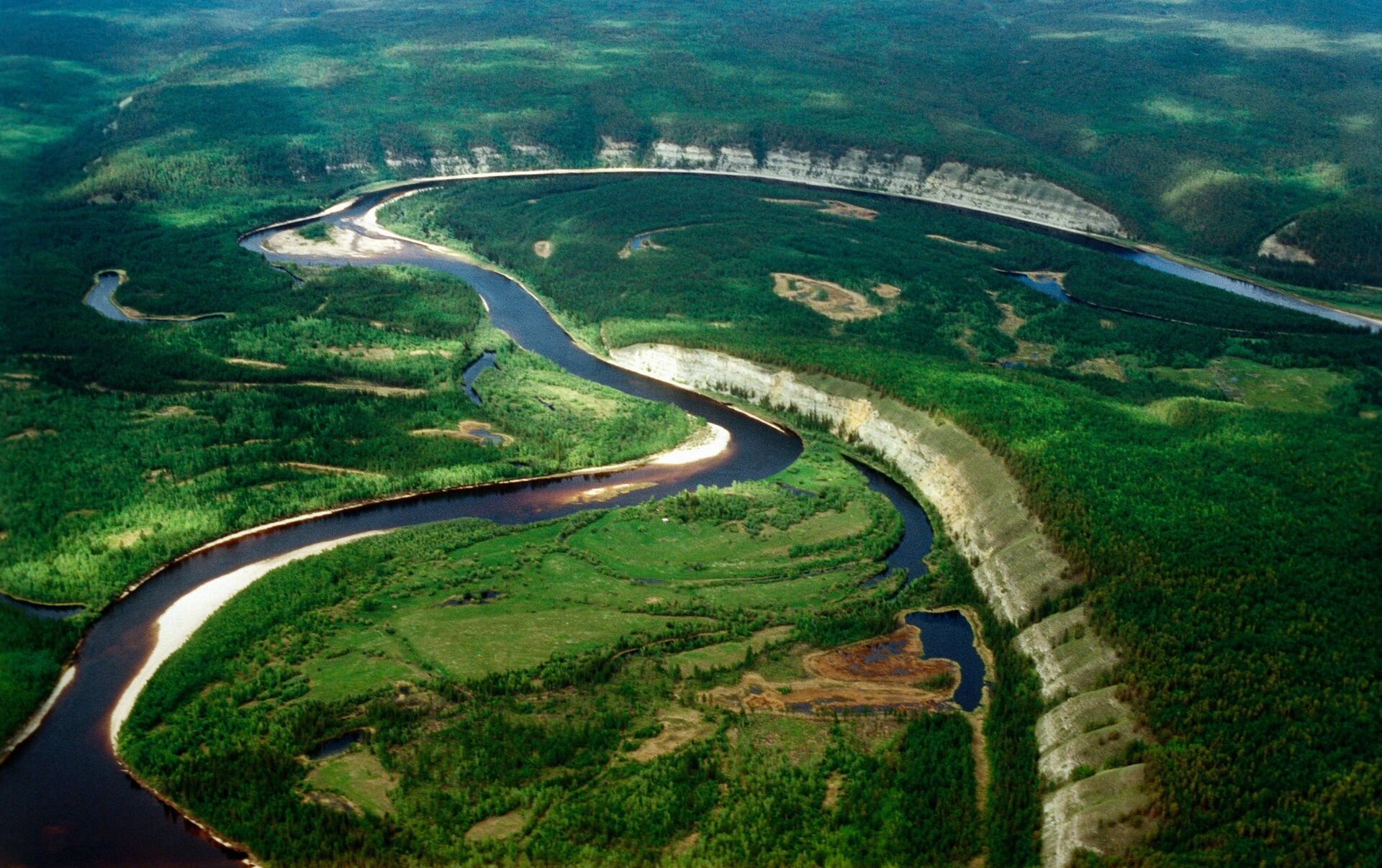 Крупные реки дальнего востока россии. Река Лена Дальний Восток. Черпельские кривуны. Река Тирехтях. Реки Лена и Амур.