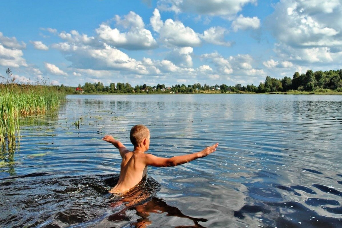 Опасное купание. Купаться в озере. Река для детей. Купание на речке. Летом на речке.