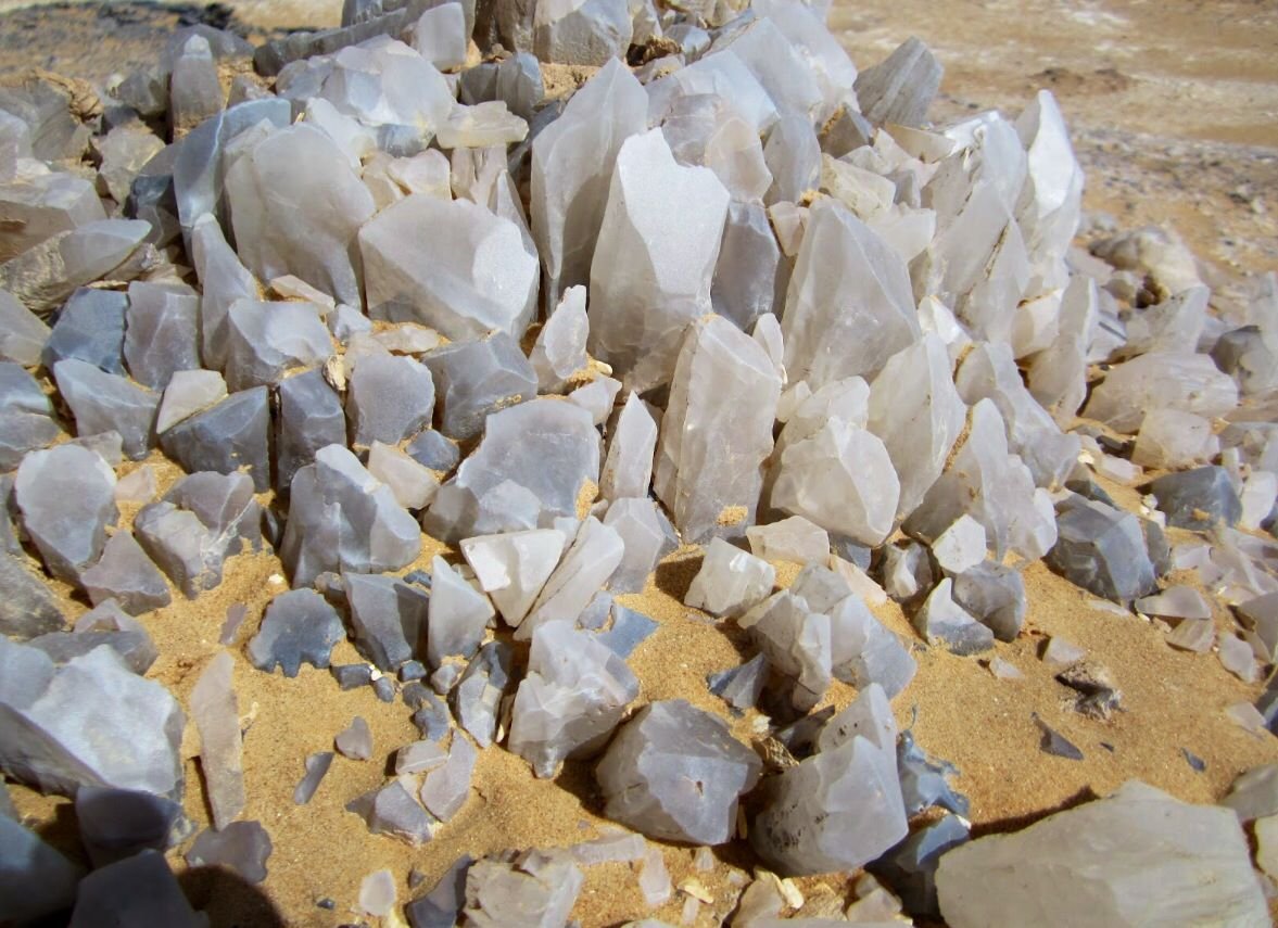 Белые полезные ископаемые. Кристальная гора в Египте. Хрустальная гора Египет. Кристальная пустыня Египет Кристальная гора. Белая пустыня Египет Кристальная гора.