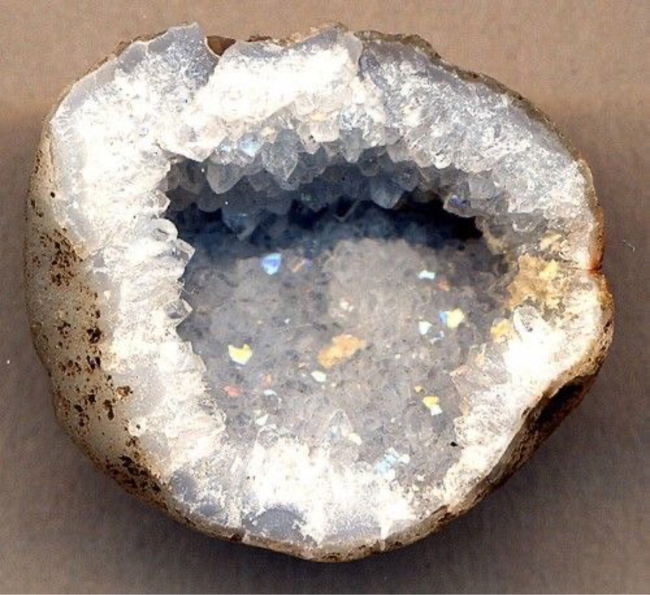 Вода внутри камня. Кварц жеода камень. Жеода белый камень. Жеода с белыми кристаллами.