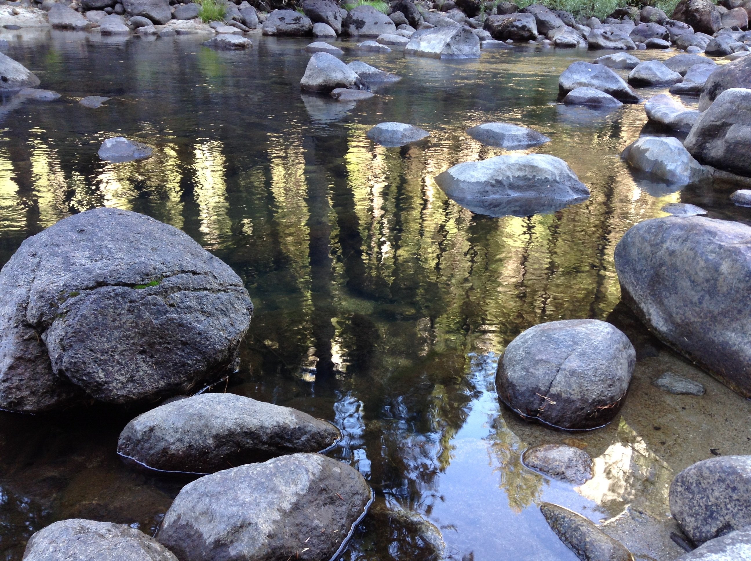 Пошла вода на камень. Валун в воде. Прозрачная река. Камни в природе. Камни в реке.