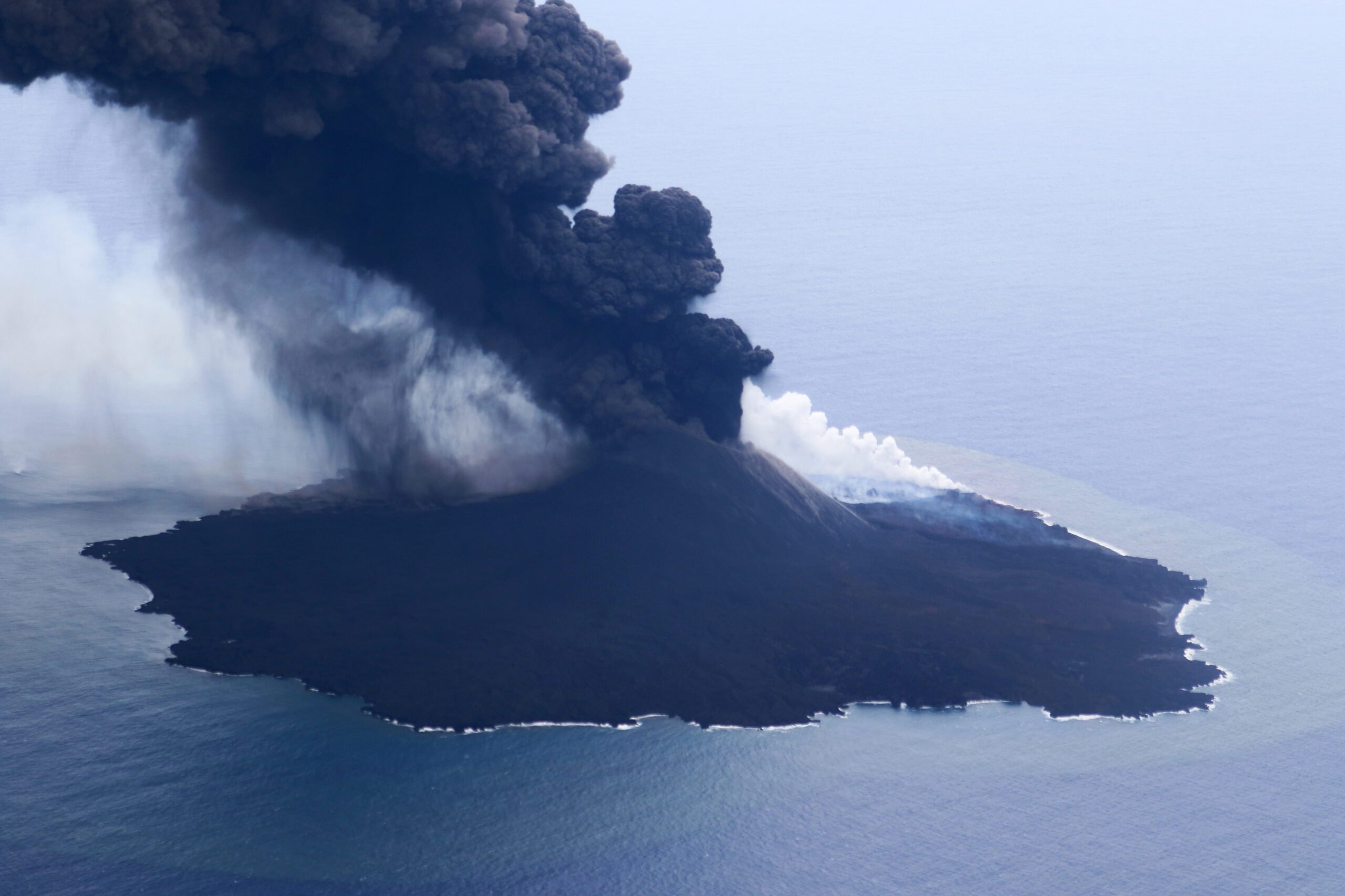 Тихий океан на японском. Вулканические острова Тихого океана. Вулканический остров Нисиносима. Извержение вулкана в тихом океане. Остров Миякедзима, Япония.