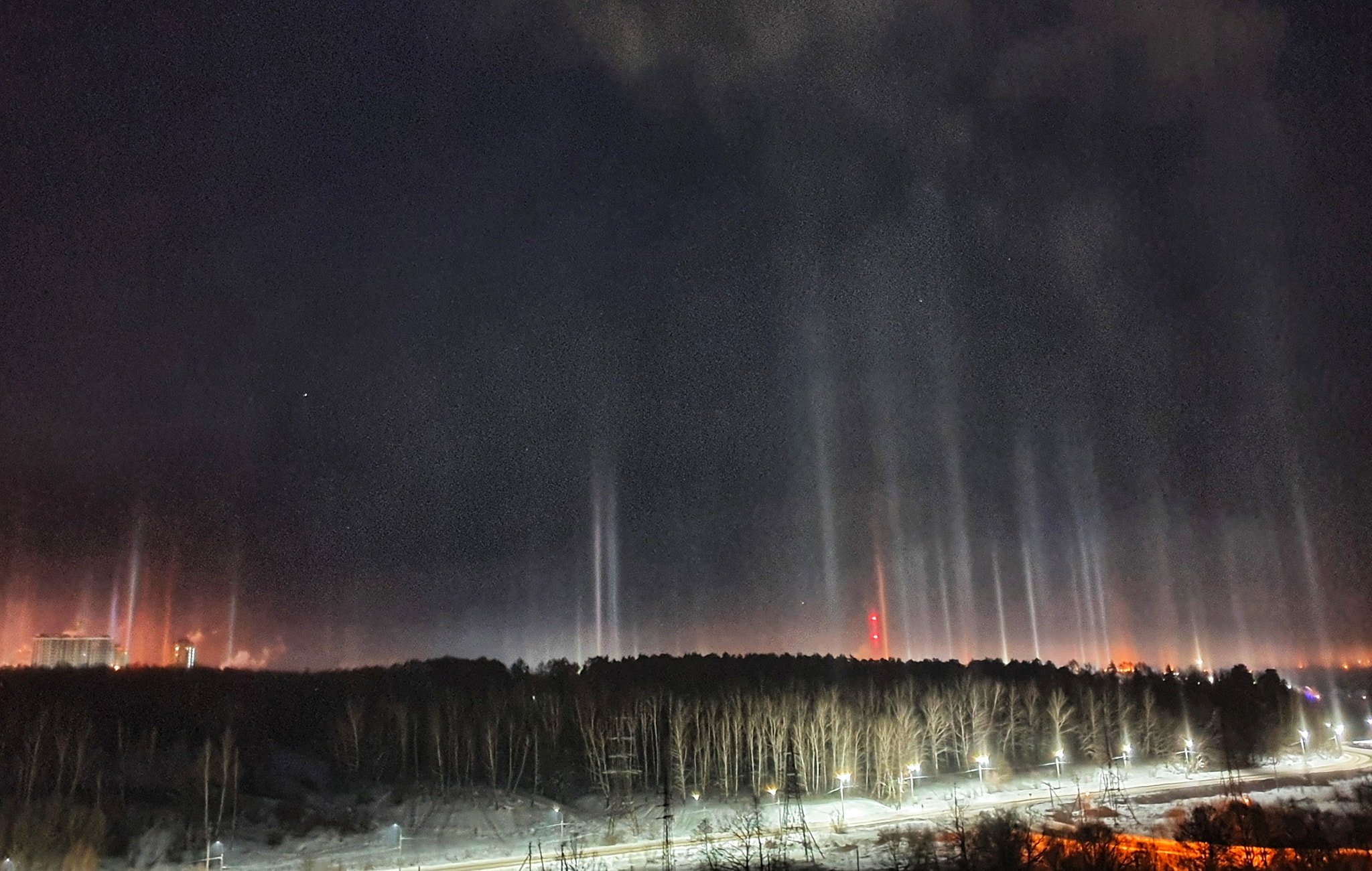 Как называется природное явление наблюдаемое на крайнем. Световые столбы явление в Москве. Гало световые столбы. Световые столбы природное явление. Световые столбы природное явление в Подмосковье.