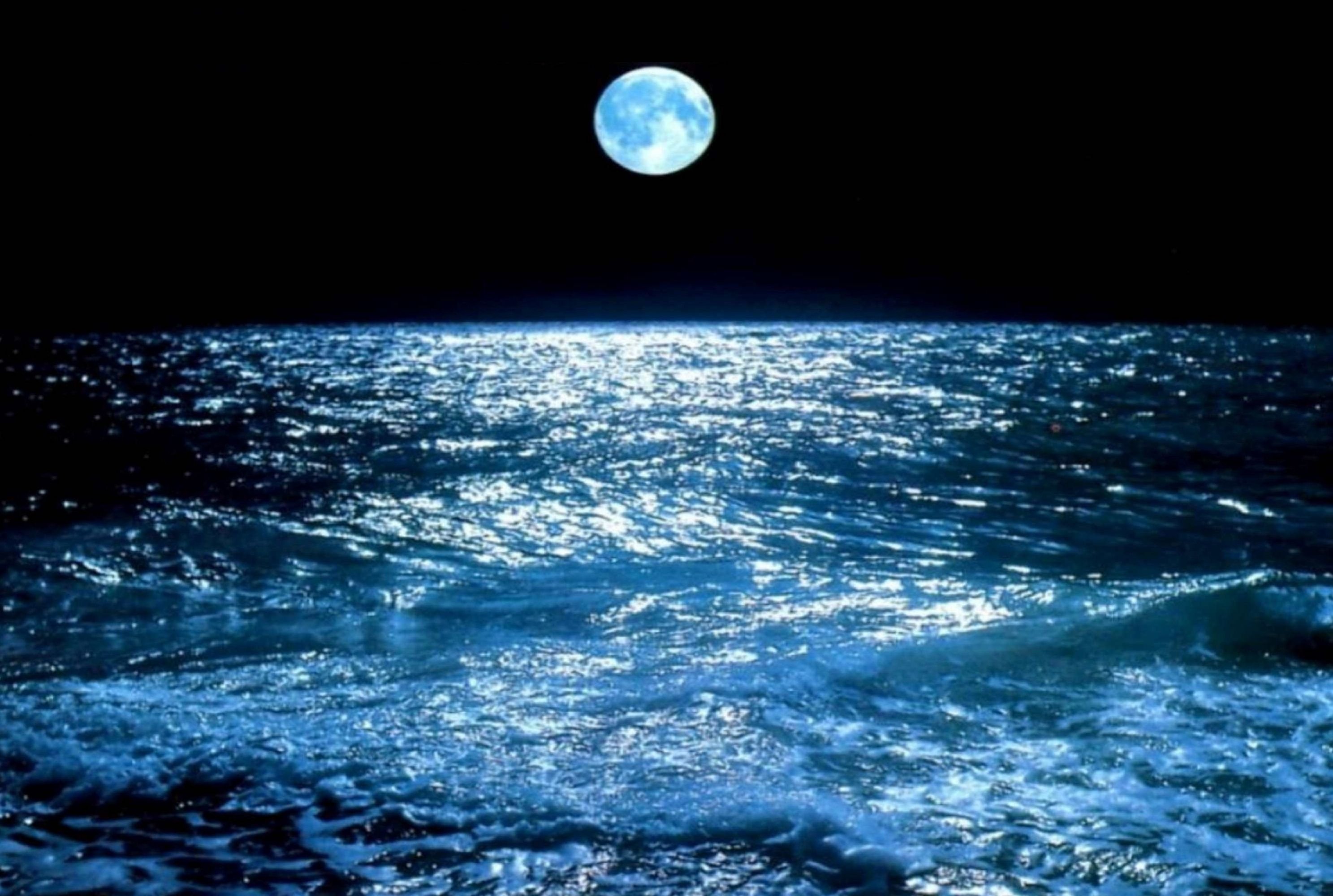 Луна распласталась на тихой воде. Ночное море. Ночь в море. Лунная ночь на море. Луна и море.