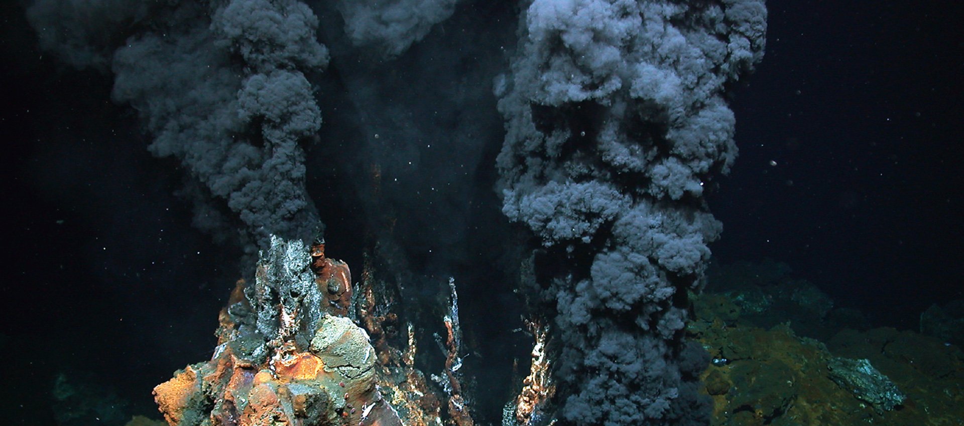 Ад в тихом океане. Массив «черные курильщики». Подводный вулкан Марсили, Италия. Подводный вулкан извержение. Гидротермальные источники черные курильщики.