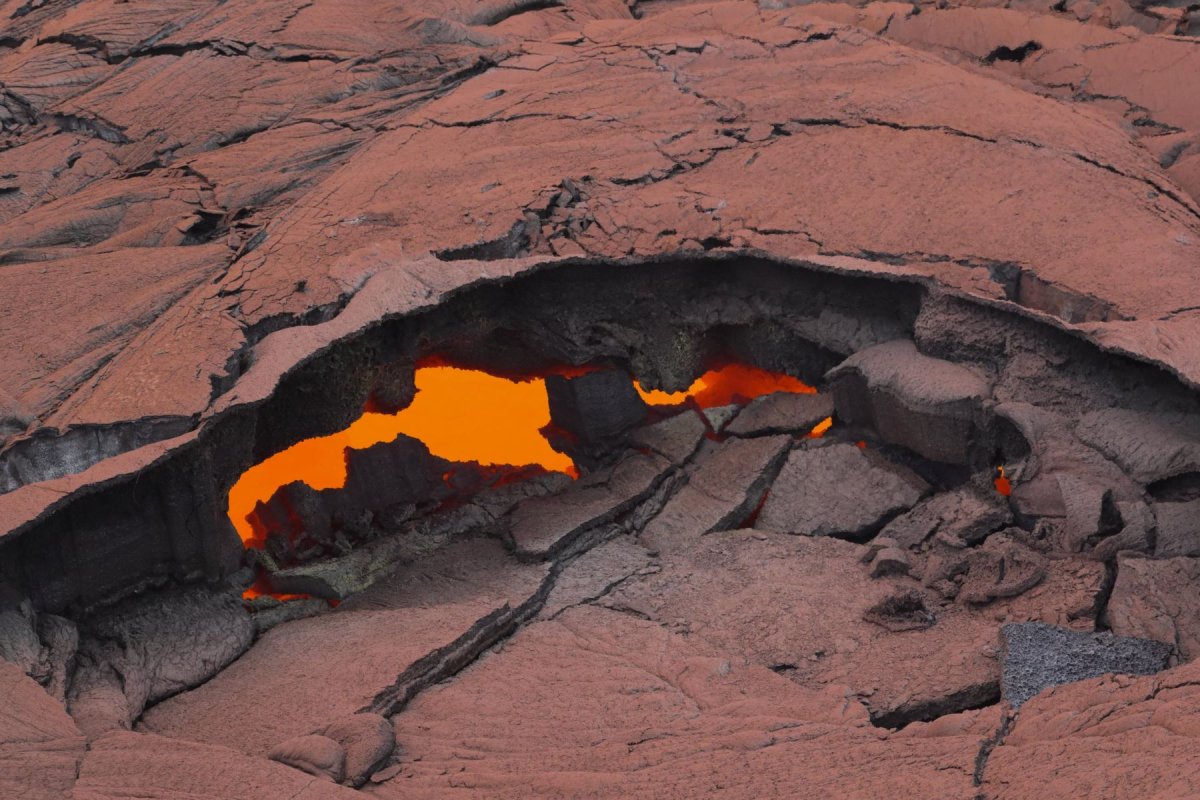 Какова максимальная скорость движения лавы при извержении. Вулкан Килауэа. Вулканические землетрясения. Землетрясение и извержение вулкана. Трещинные вулканы.