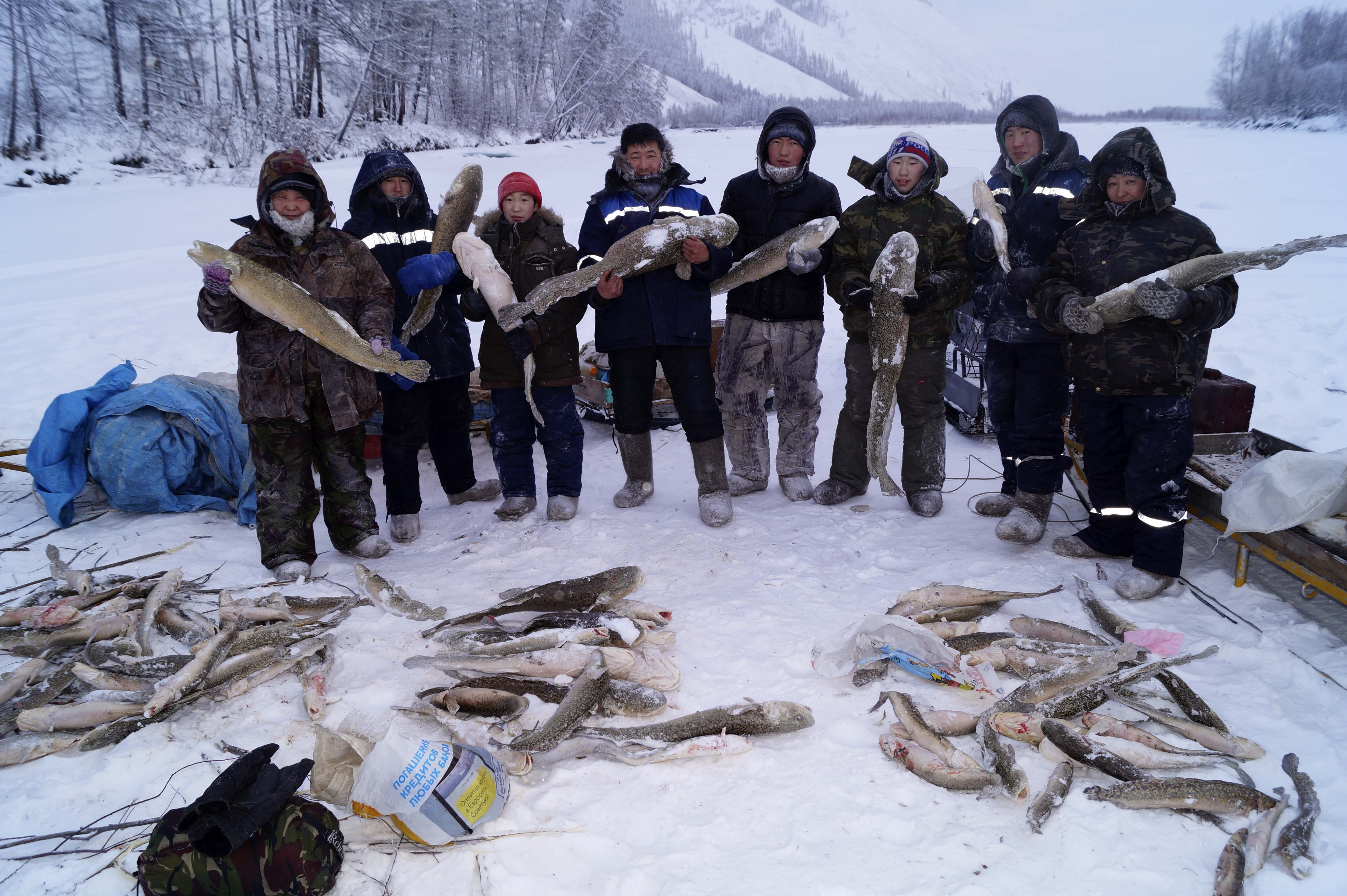 Рыбалка на крайнем севере. Томбойто Ямал озеро. Зимняя рыбалка в Якутии. Зимняя рыбалка в якутти. Якуты рыболовство.