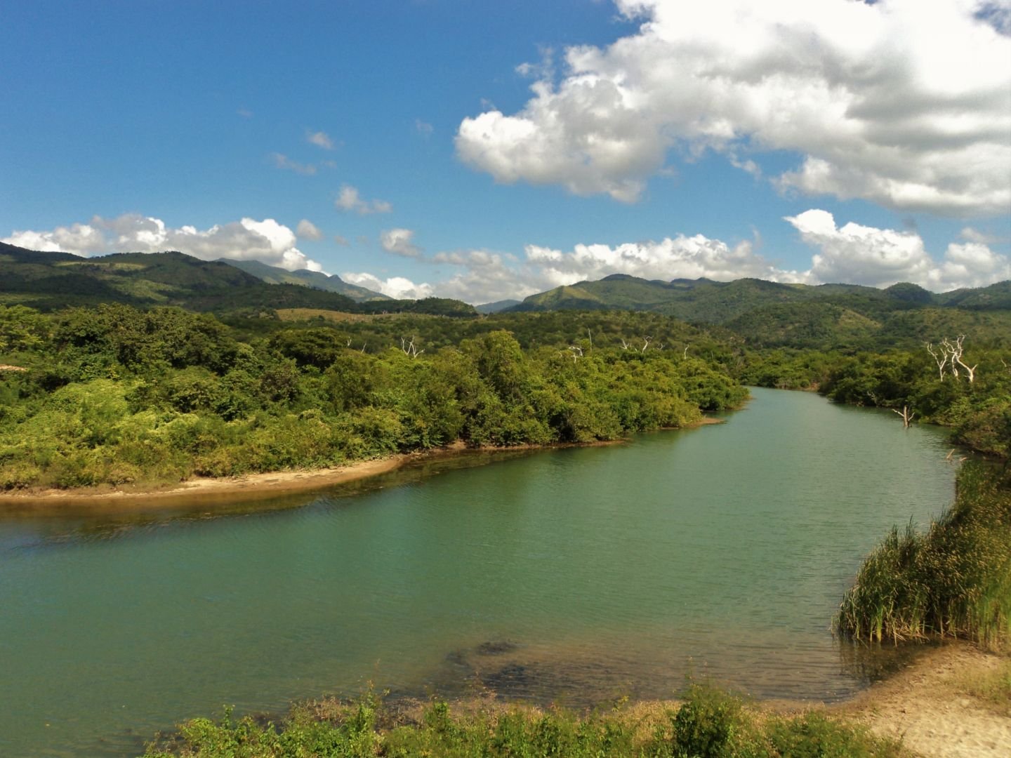 Речка куба. Река Кауто Куба. Лагуна де Лече Куба. Озеро Кубы Лагуна-де-Лече. Озеро Гуатавита.