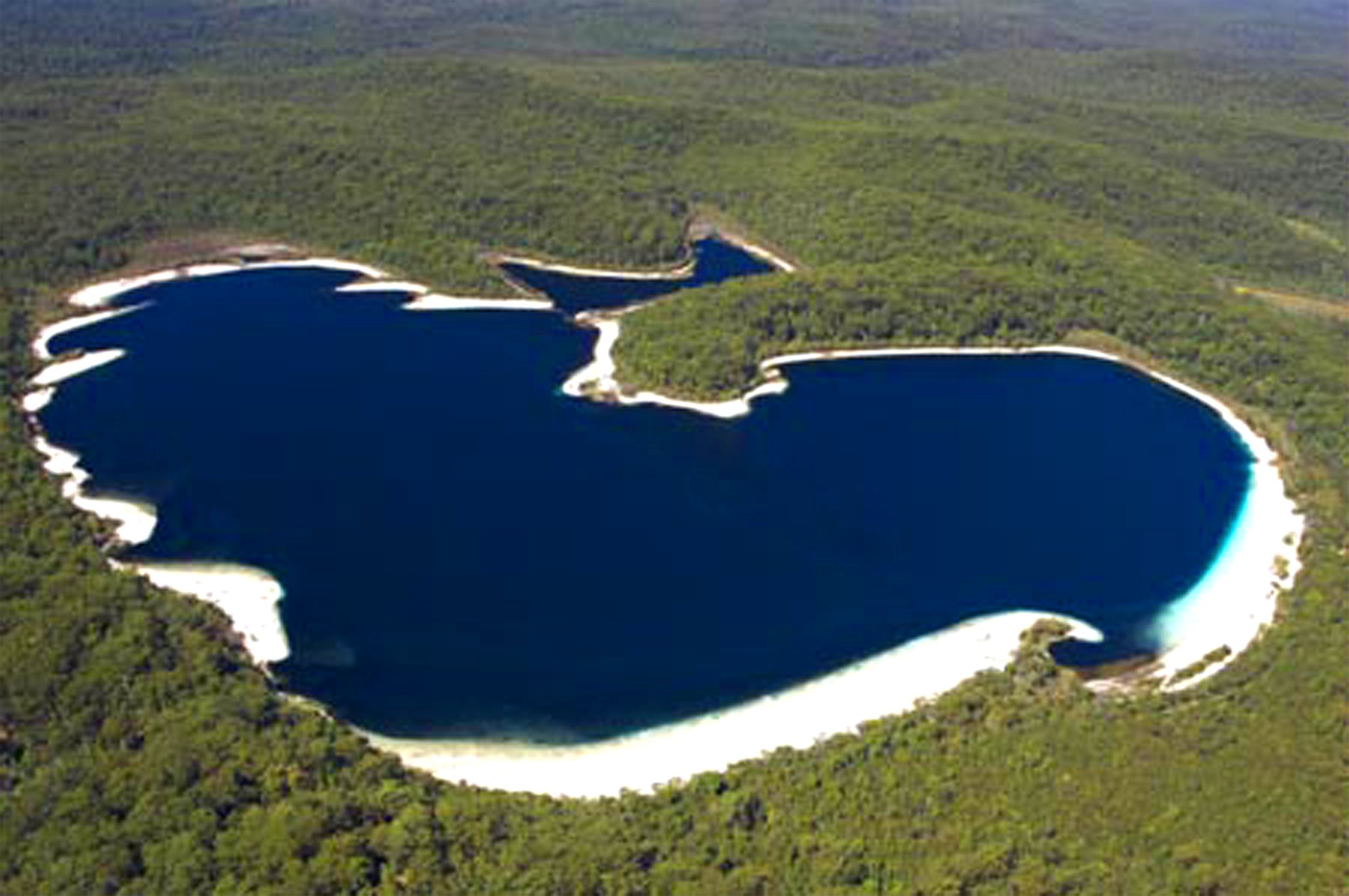 Озера австралии в основном. Озеро Маккензи Австралия. Остров Фрейзер Австралия. Озеро Хиллер (остров Миддл). Остров Фрейзер, Квинсленд, Австралия.